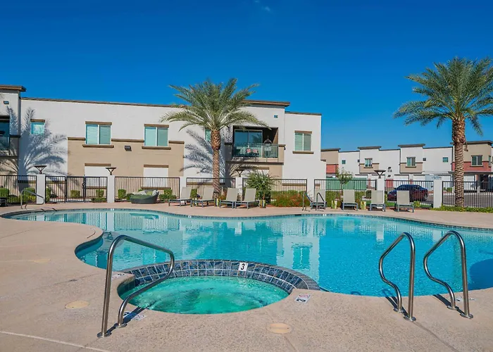 Spot Near Westagate With Balcony Pool Gym Parking Wd Glendale