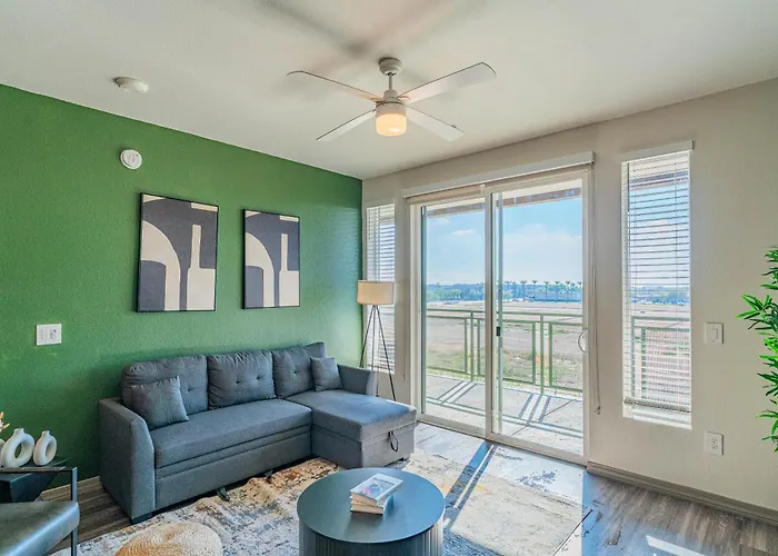 Spot Near Westagate With Balcony Pool Gym Parking Wd Apartment Glendale
