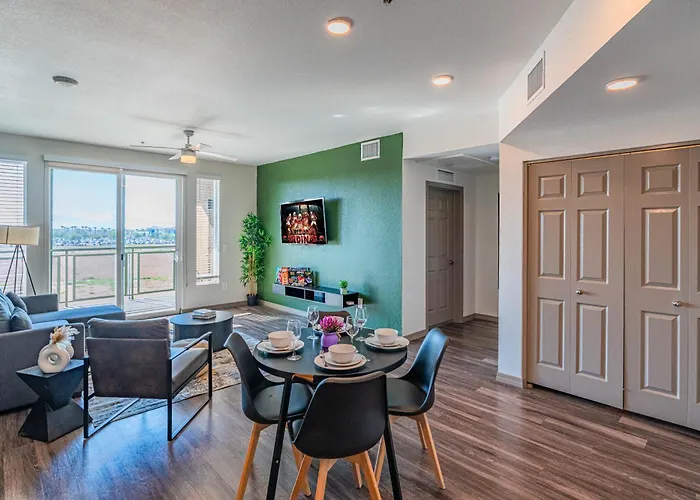 Spot Near Westagate With Balcony Pool Gym Parking Wd Glendale
