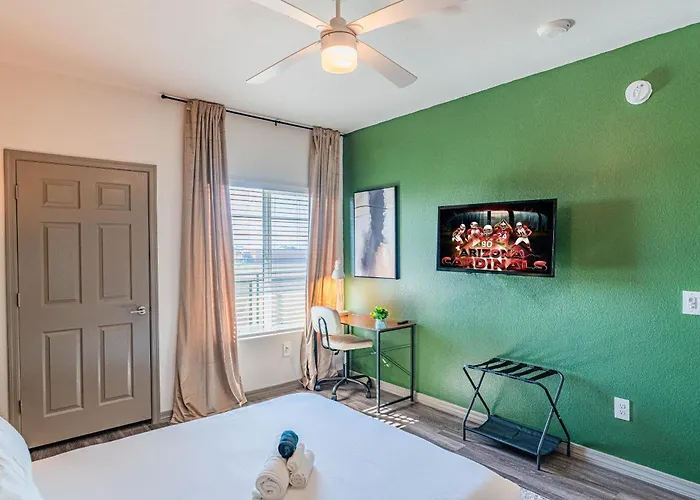 Spot Near Westagate With Balcony Pool Gym Parking Wd * Glendale