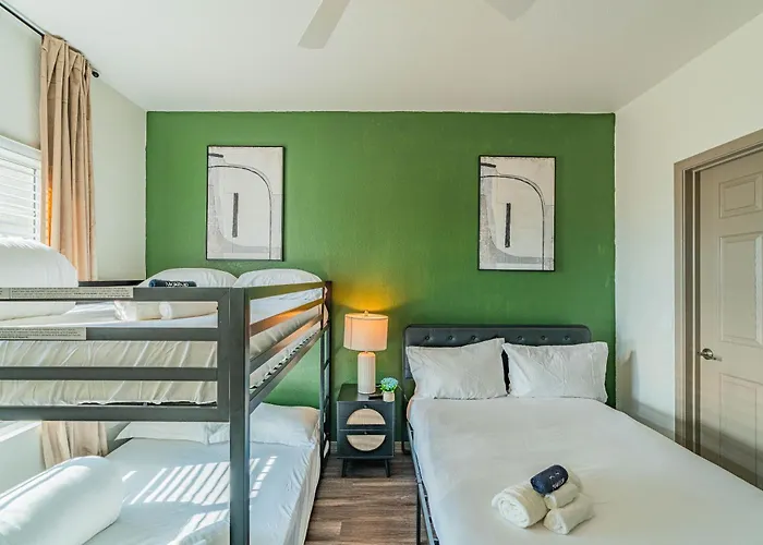 Spot Near Westagate With Balcony Pool Gym Parking Wd Glendale