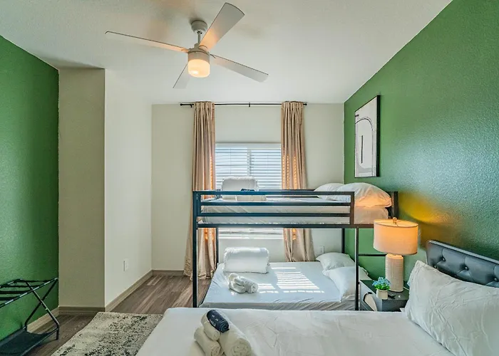 Spot Near Westagate With Balcony Pool Gym Parking Wd * Glendale