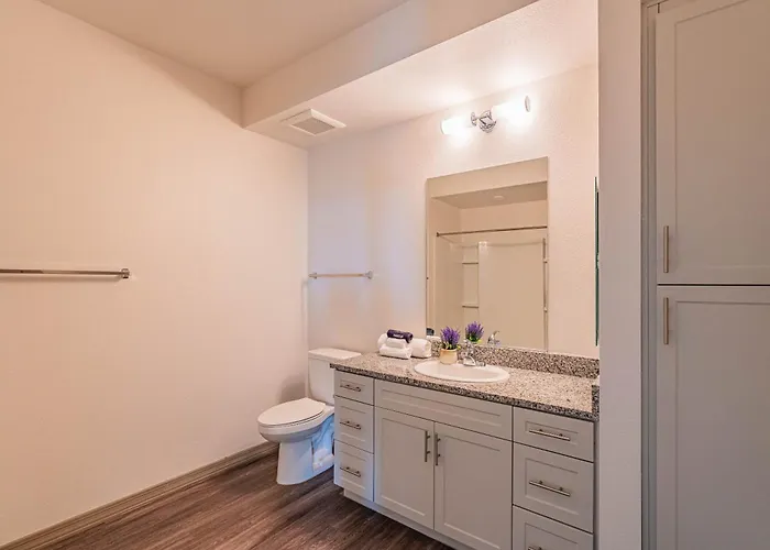 Spot Near Westagate With Balcony Pool Gym Parking Wd Glendale