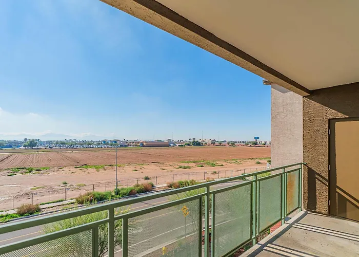 Spot Near Westagate With Balcony Pool Gym Parking Wd Apartment Glendale